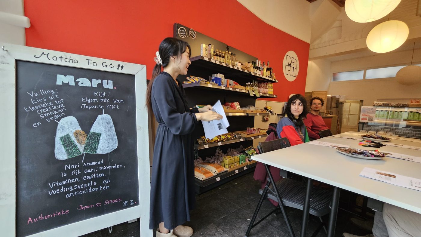 Zwolleの日本食店で日本語を教える