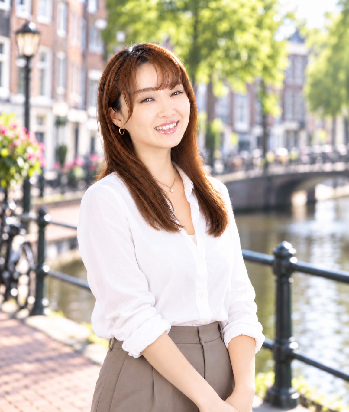 運河沿いで笑う田中美華